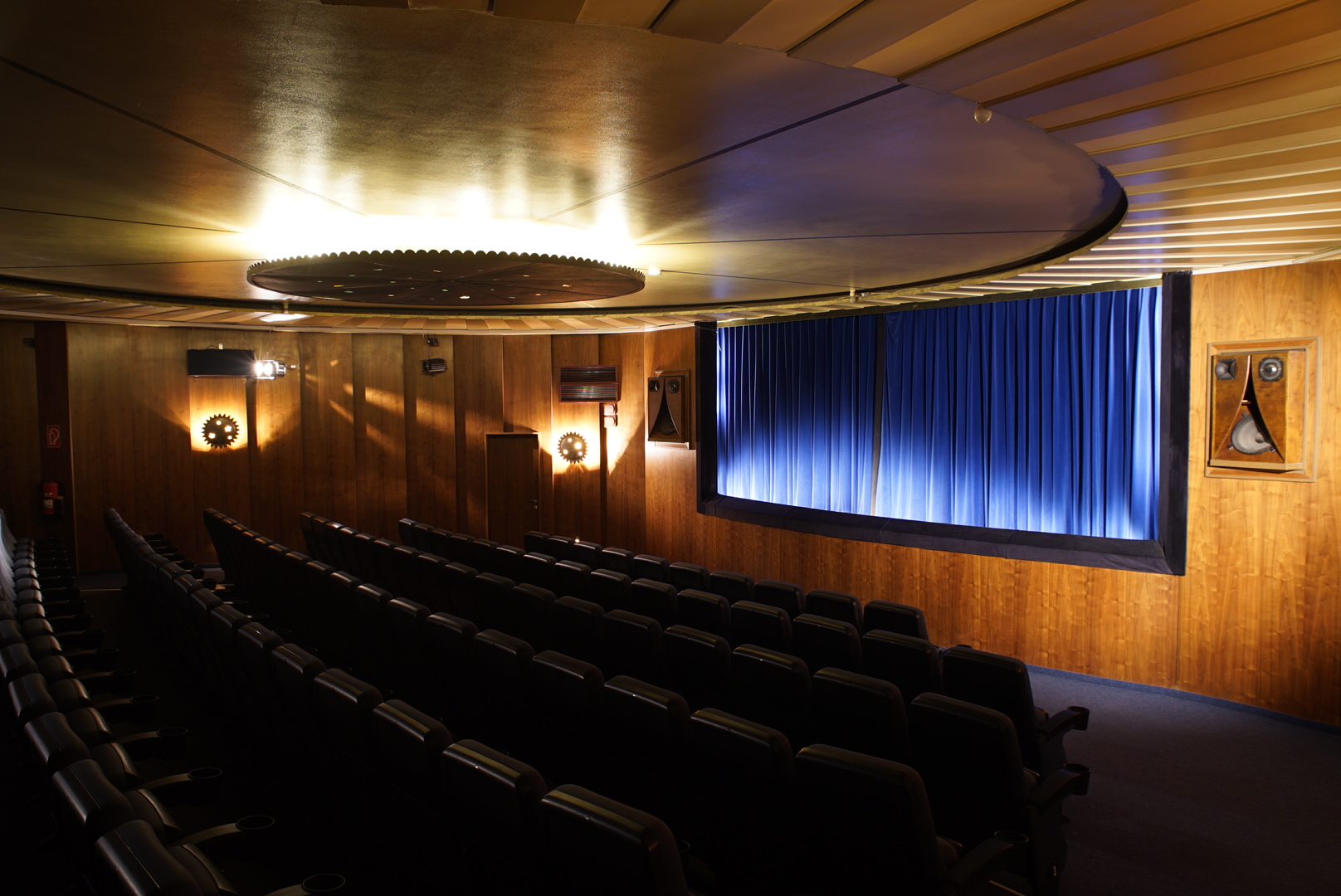 Stephan Machac KUNST IM KINO BAMBI Filmstudio Klosterstraße 78, 40211 Düsseldorf